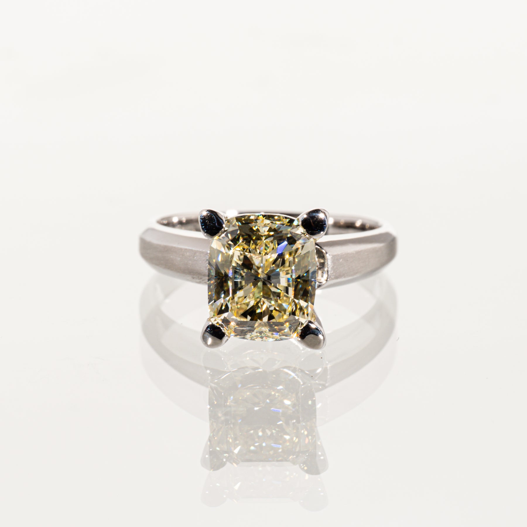 イエローダイヤモンド4.013ct Pt900 ソリテールリング