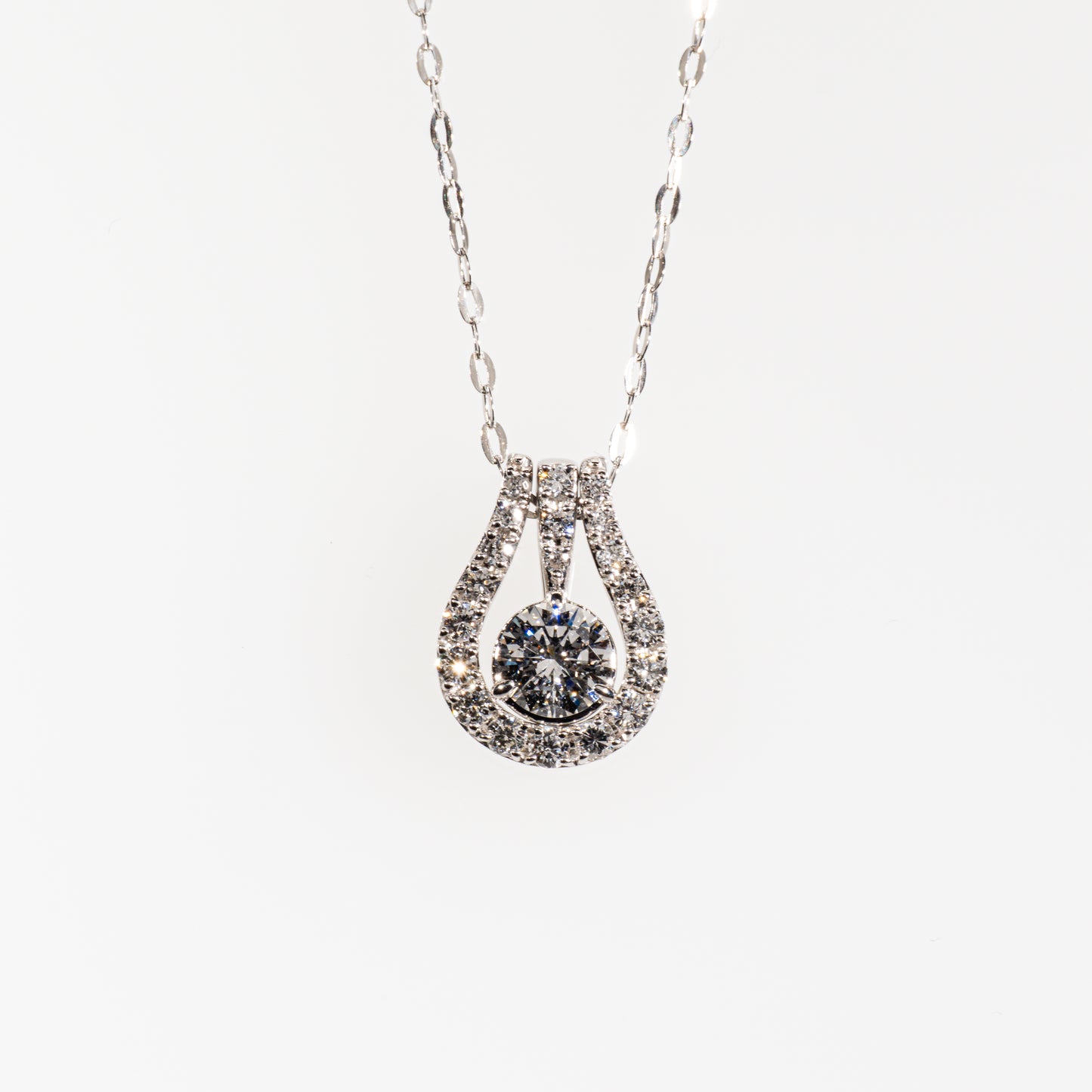 ダイヤモンド0.304ct メレダイヤモンド 0.18ct / 0.02ct Pt950 ホースシューネックレス