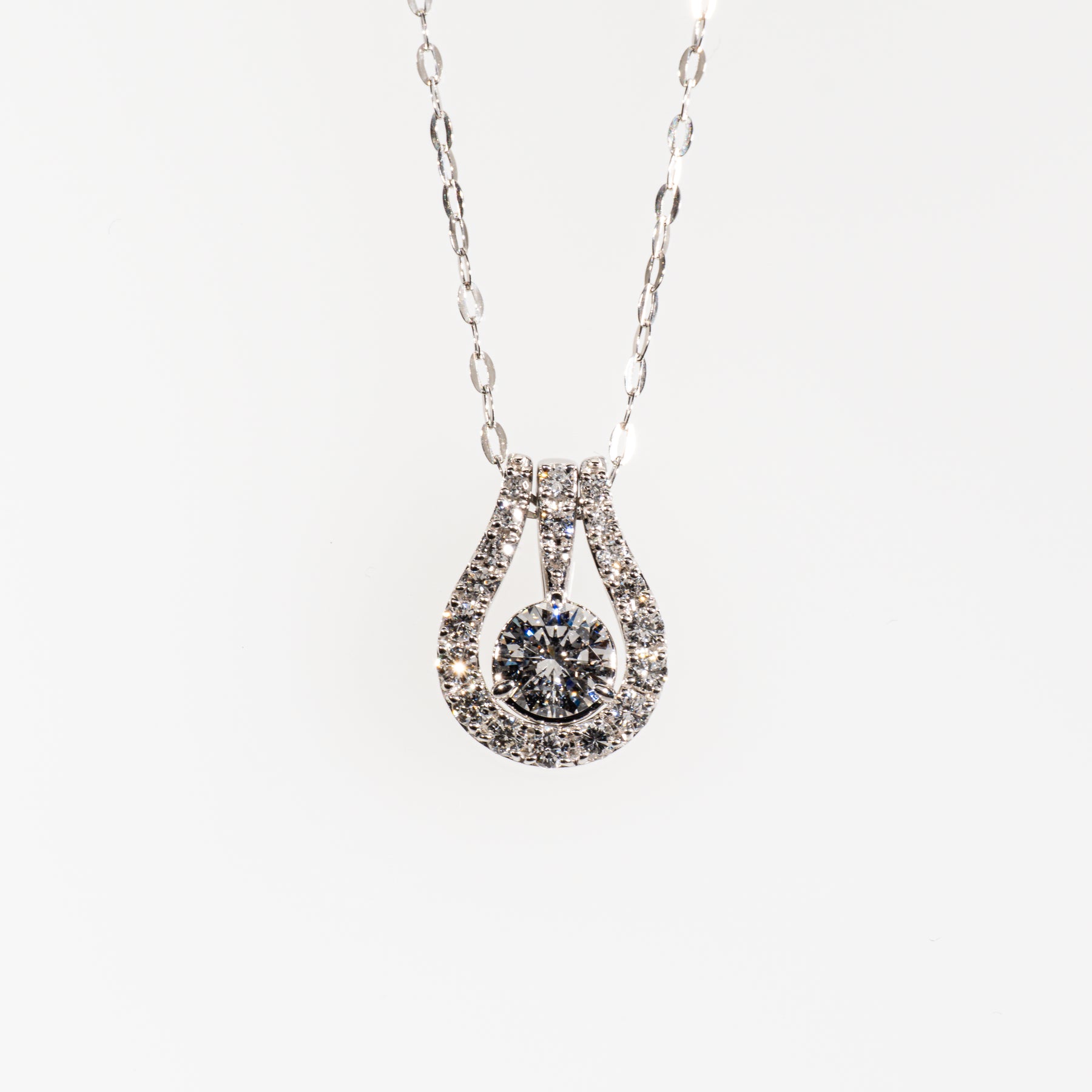 ダイヤモンド0.304ct メレダイヤモンド 0.18ct / 0.02ct Pt950 ホースシューネックレス