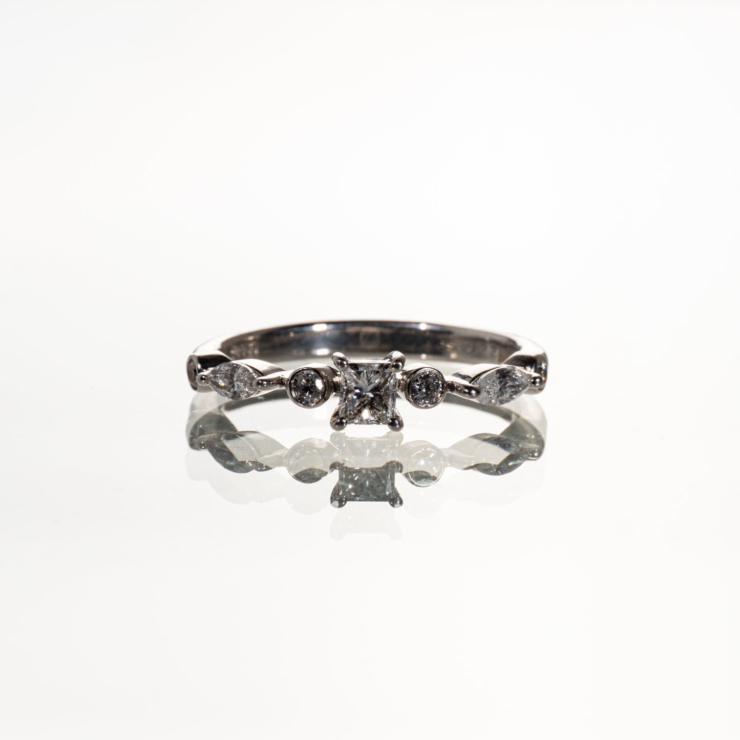 プリンセスカットダイヤモンド0.22ct メレダイヤモンド0.30ct Pt900 ハーフエタニティリング