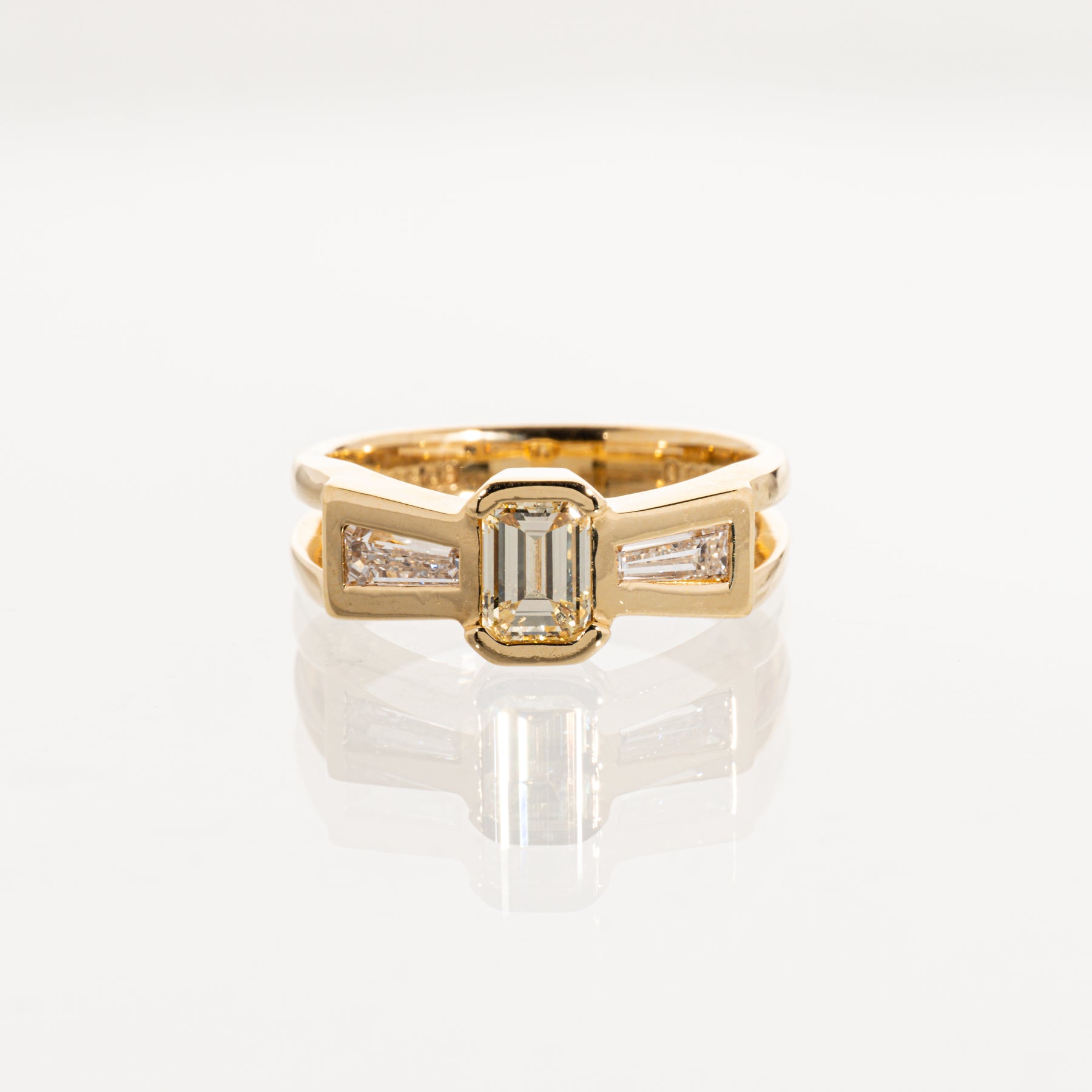 エメラルドカットダイヤモンド0.68ct メレダイヤモンド0.32ct K18 リング
