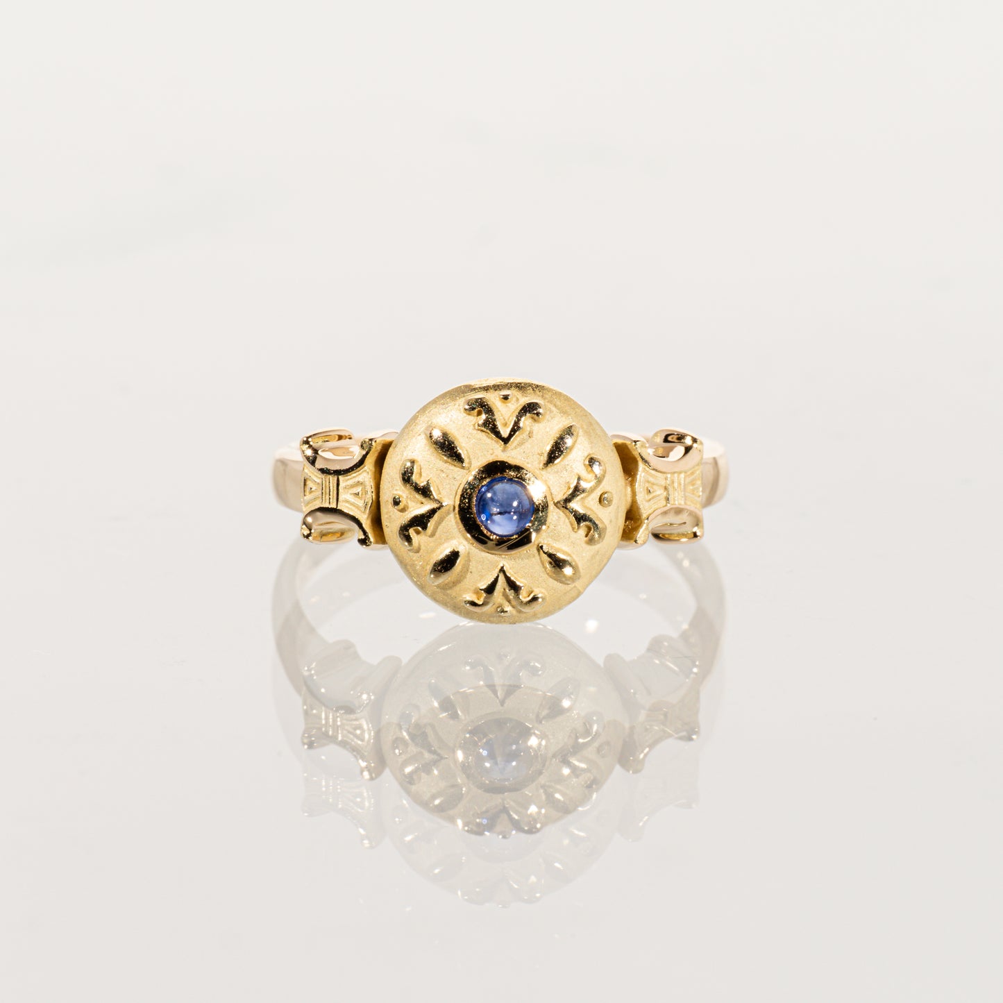 CELINE カボションサファイア0.12ct K18イエローゴールド ロゴモチーフリング