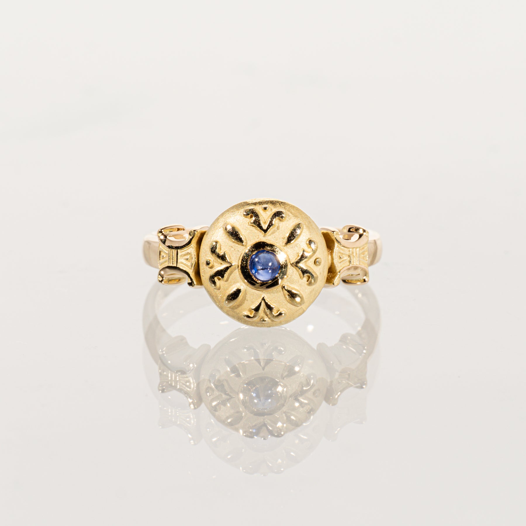 CELINE カボションサファイア0.12ct K18イエローゴールド ロゴモチーフリング