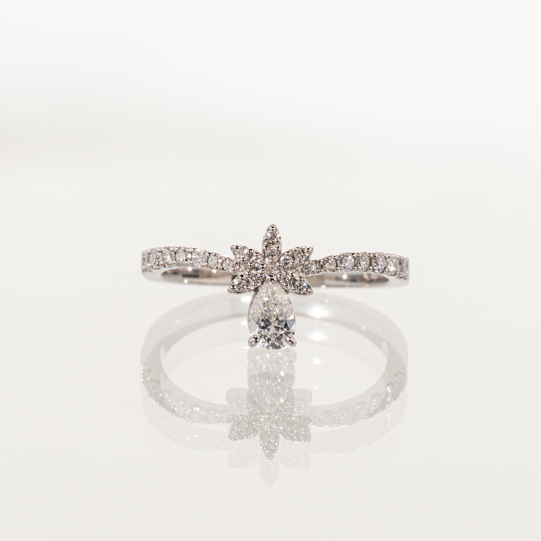 ペアシェイプダイヤモンド0.248ct メレダイヤモンド0.20ct Pt950 ウェーブリング