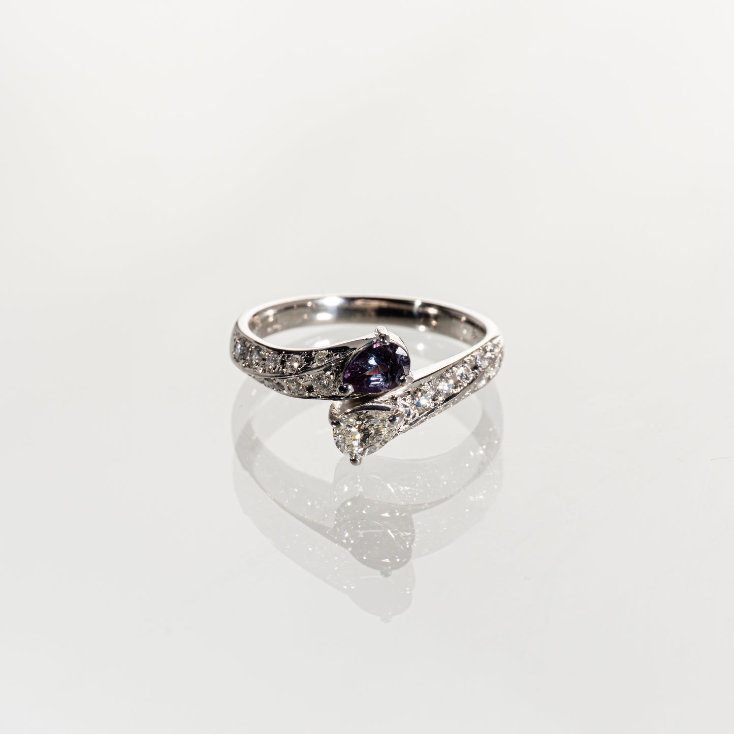 ブラジル産アレキサンドライト0.34ct ペアシェイプダイヤモンド0.25ct メレダイヤモンド0.31ct Pt900 リング