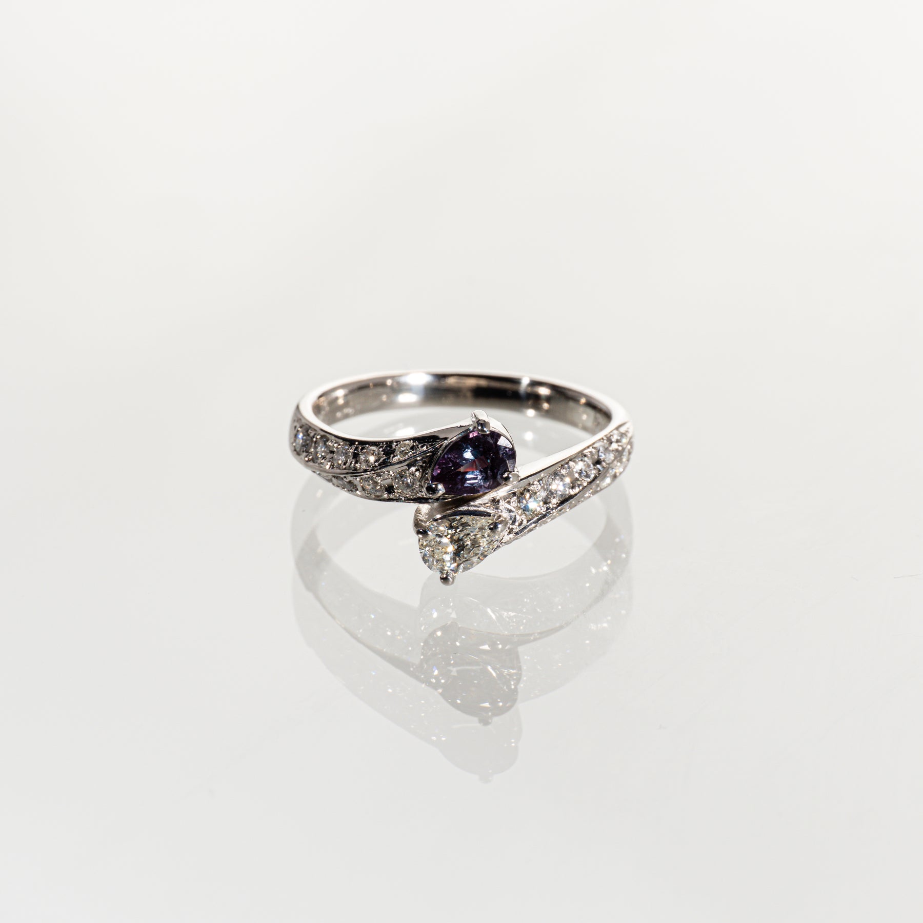 ブラジル産アレキサンドライト0.34ct ペアシェイプダイヤモンド0.25ct メレダイヤモンド0.31ct Pt900 リング