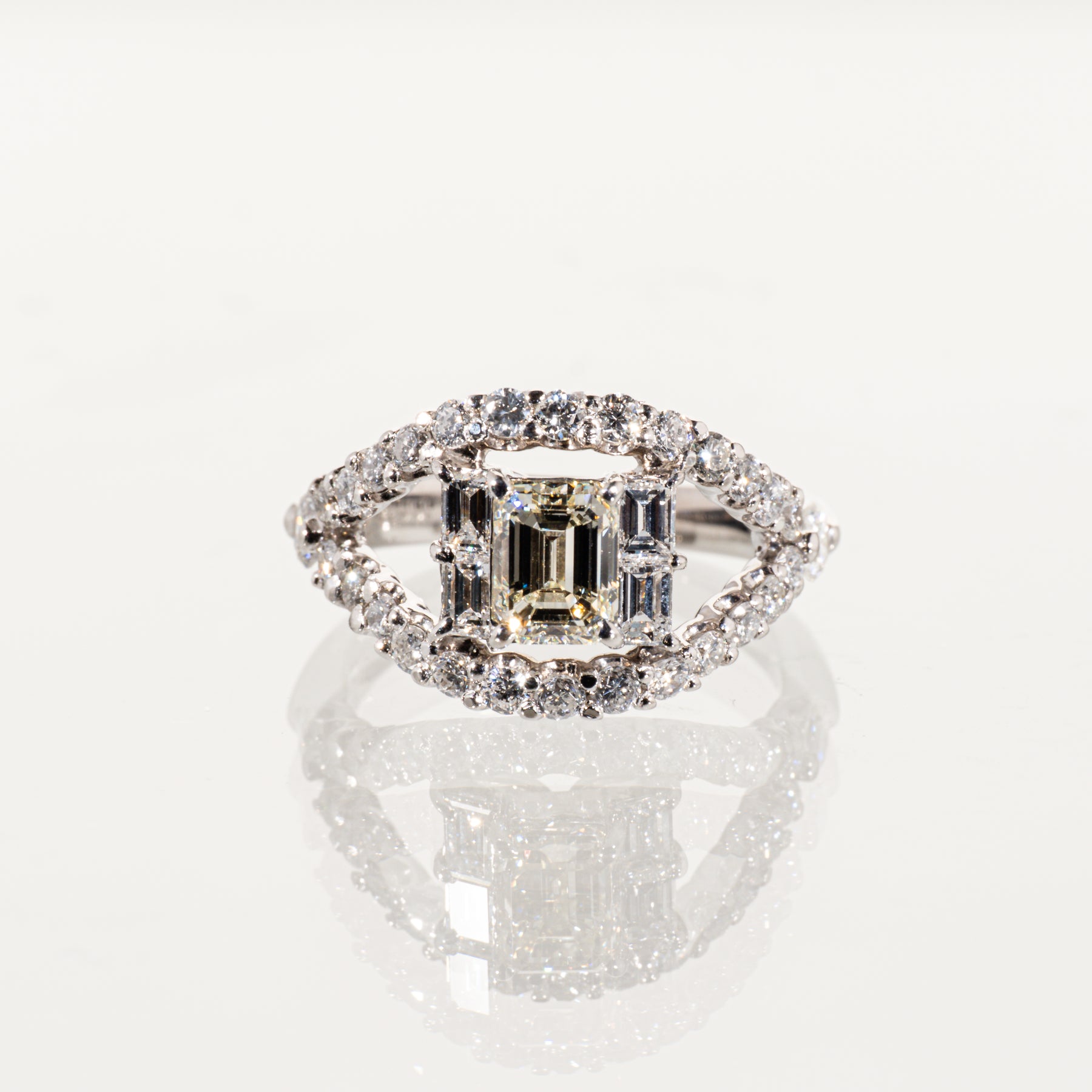 エメラルドカットダイヤモンド1.009ct メレダイヤモンド1.384ct Pt900 リング