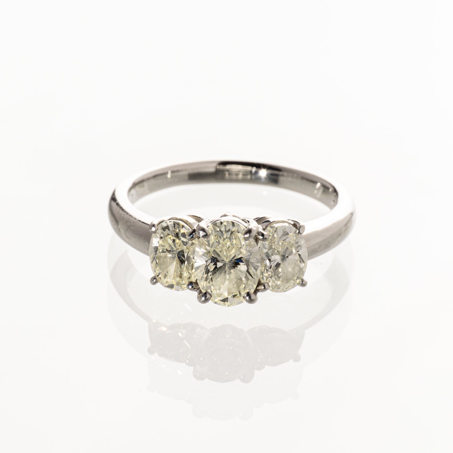 オーバルカットダイヤモンド2.546ct Pt900 トリロジーリング