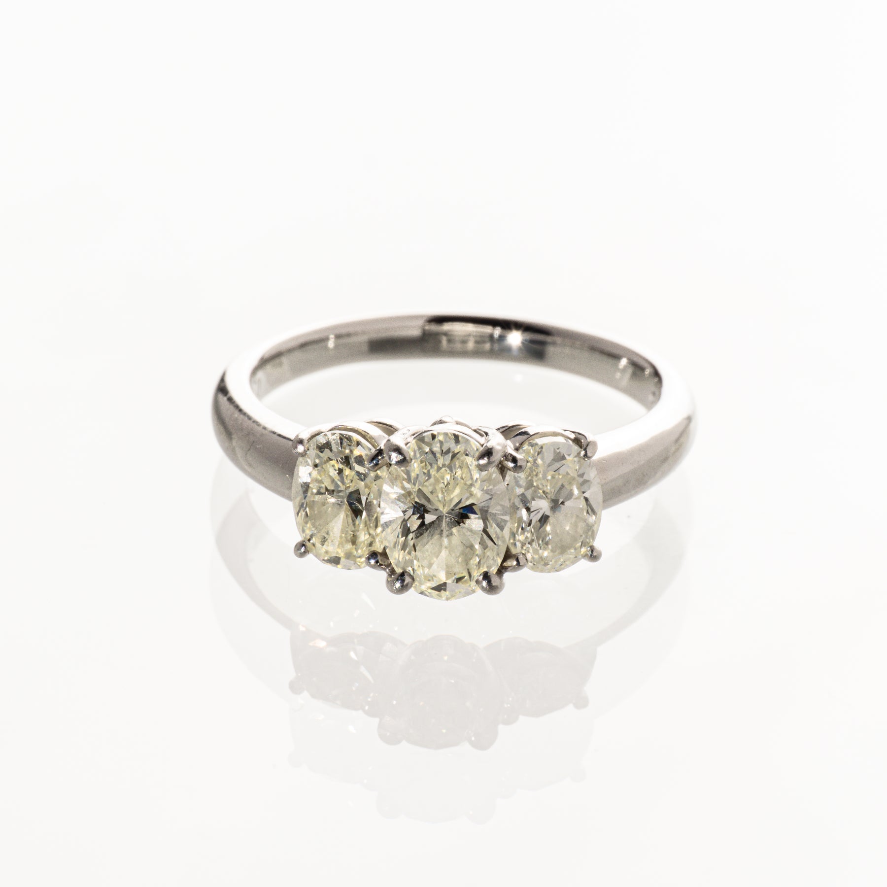 オーバルカットダイヤモンド2.546ct Pt900 トリロジーリング
