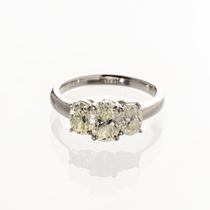オーバルカットダイヤモンド2.546ct Pt900 トリロジーリング