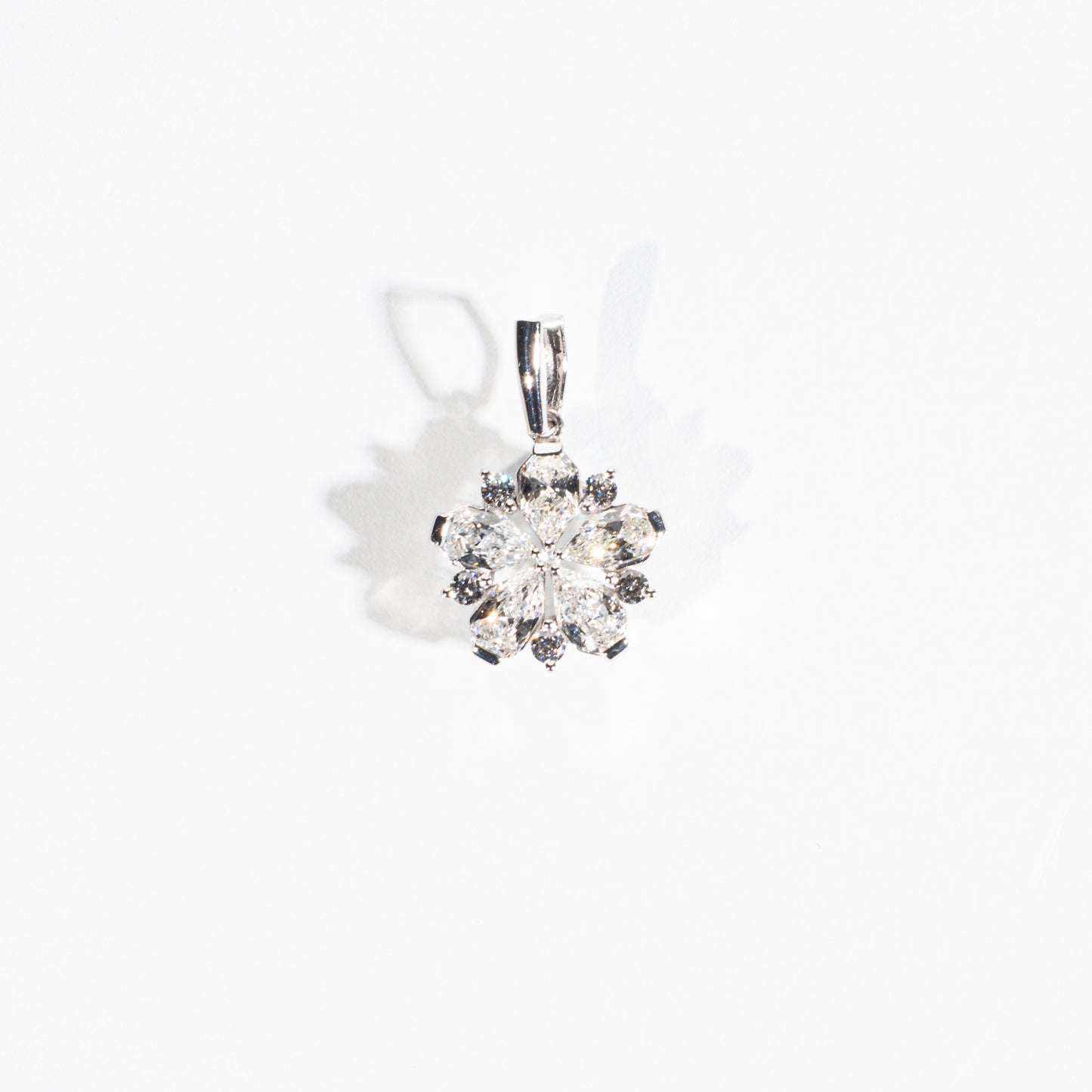 オクタゴナルペアシェイプダイヤモンド1.24ct メレダイヤモンド0.16ct Pt フラワーペンダントトップ