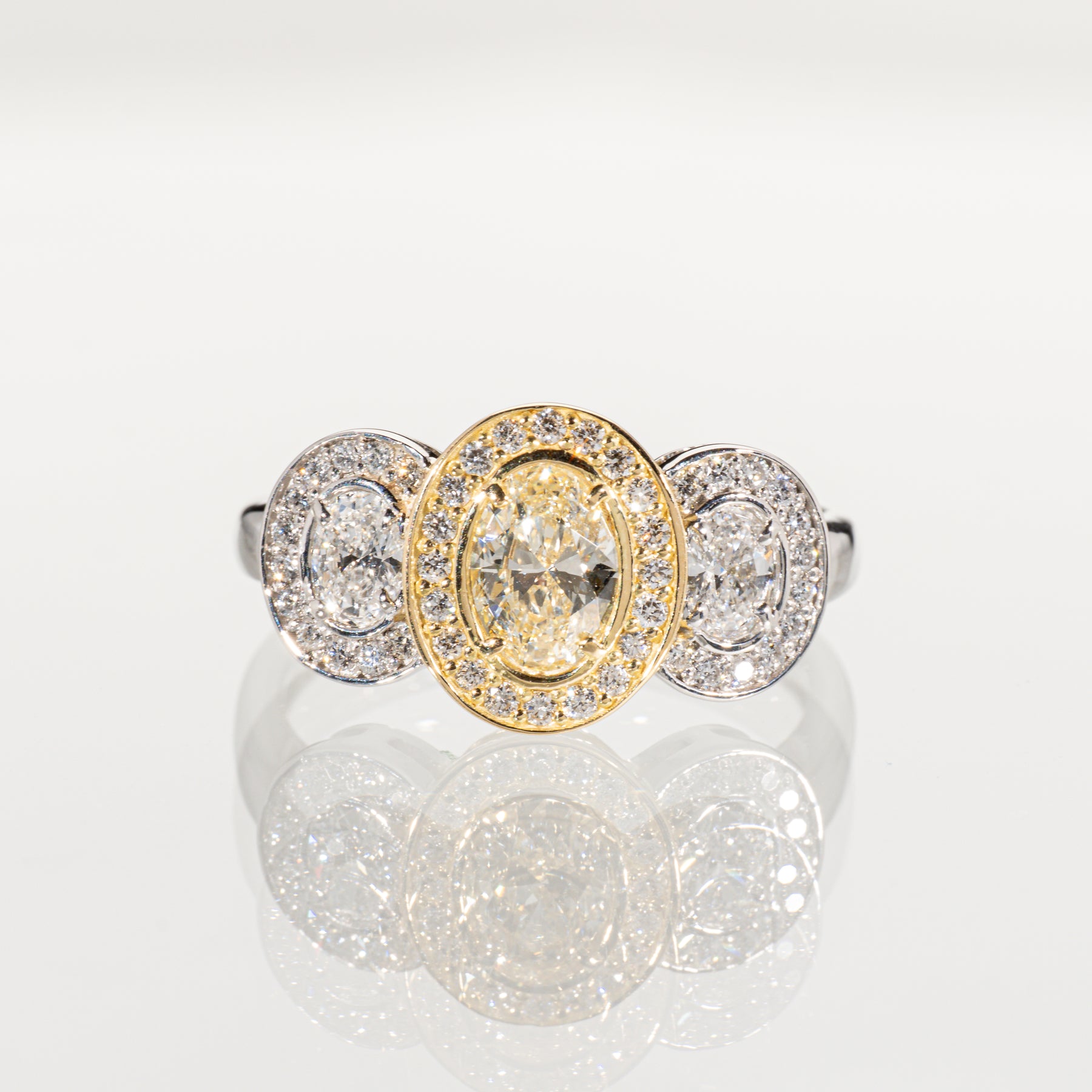 オーバルシェイプダイヤモンド0.834ct メレダイヤモンド0.22ct K18/PT900 スリーストーンヘイローリング