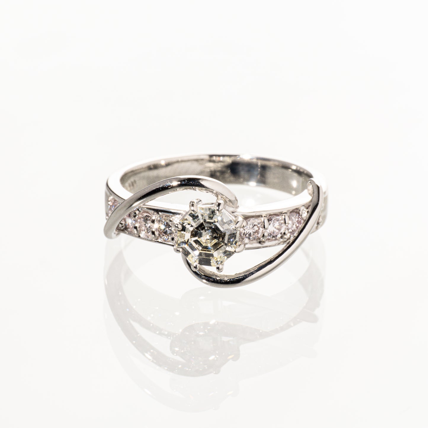 オクタゴンカットダイヤモンド0.621ct メレダイヤモンド0.335ct Pt900 リング