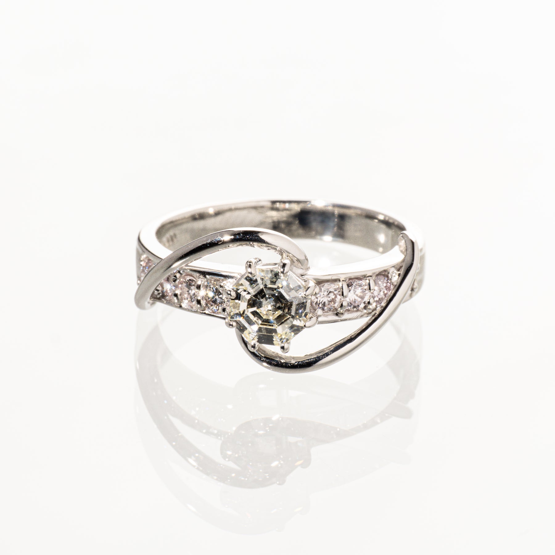 オクタゴンカットダイヤモンド0.621ct メレダイヤモンド0.335ct Pt900 リング