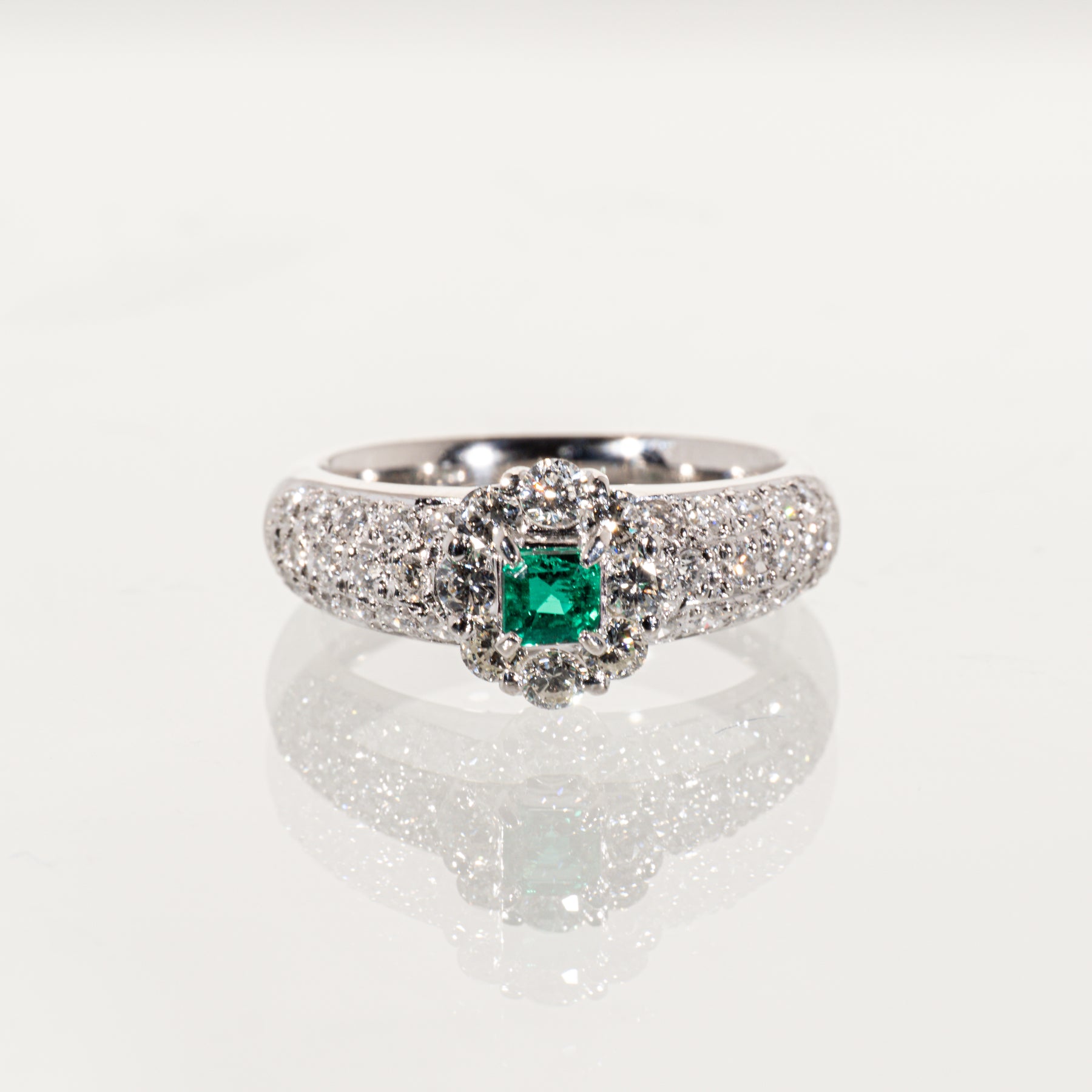 エメラルド0.23ct ダイヤモンド1.00ct Pt900 パヴェリング