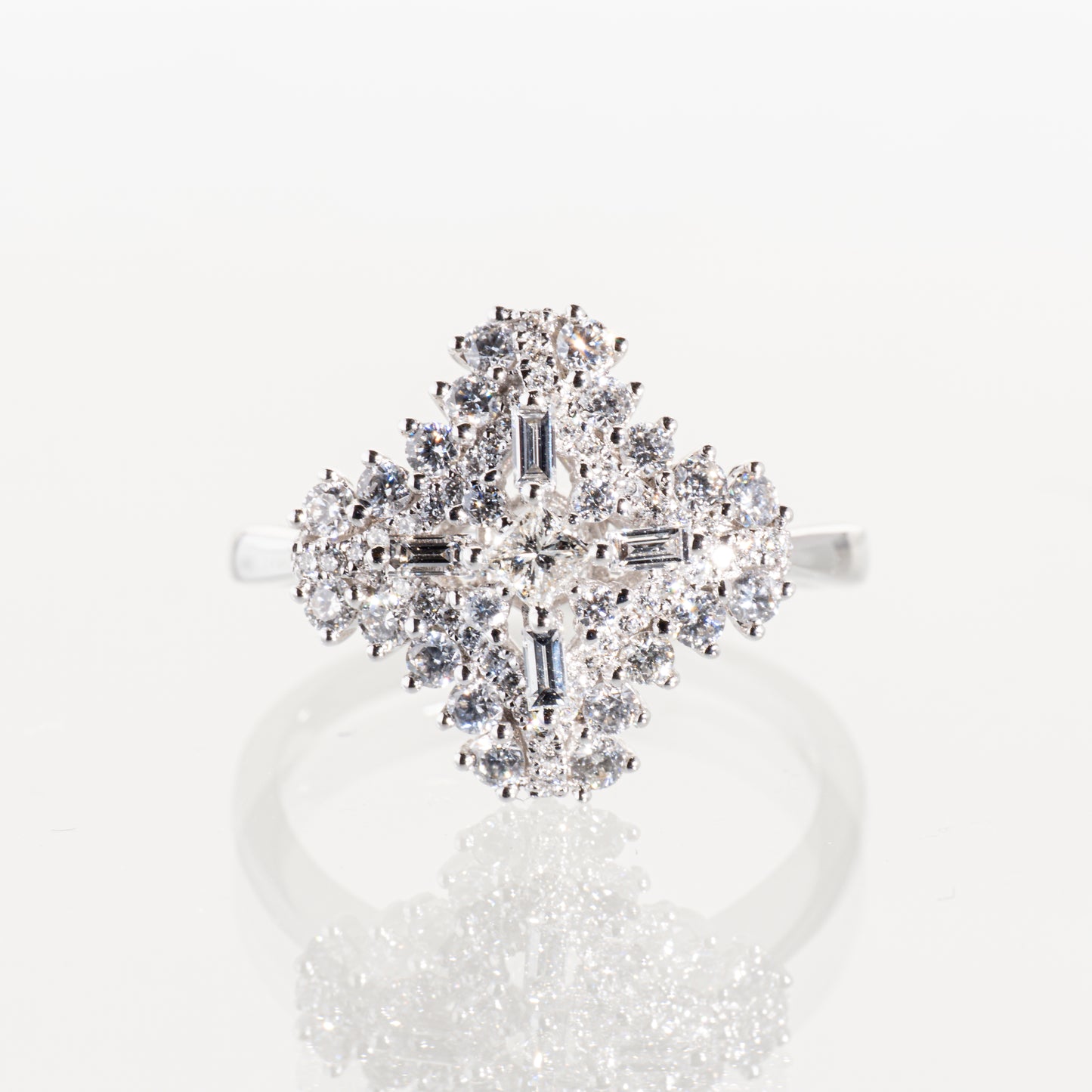 ダイヤモンド0.80ct K18WG クロスシルエットリング