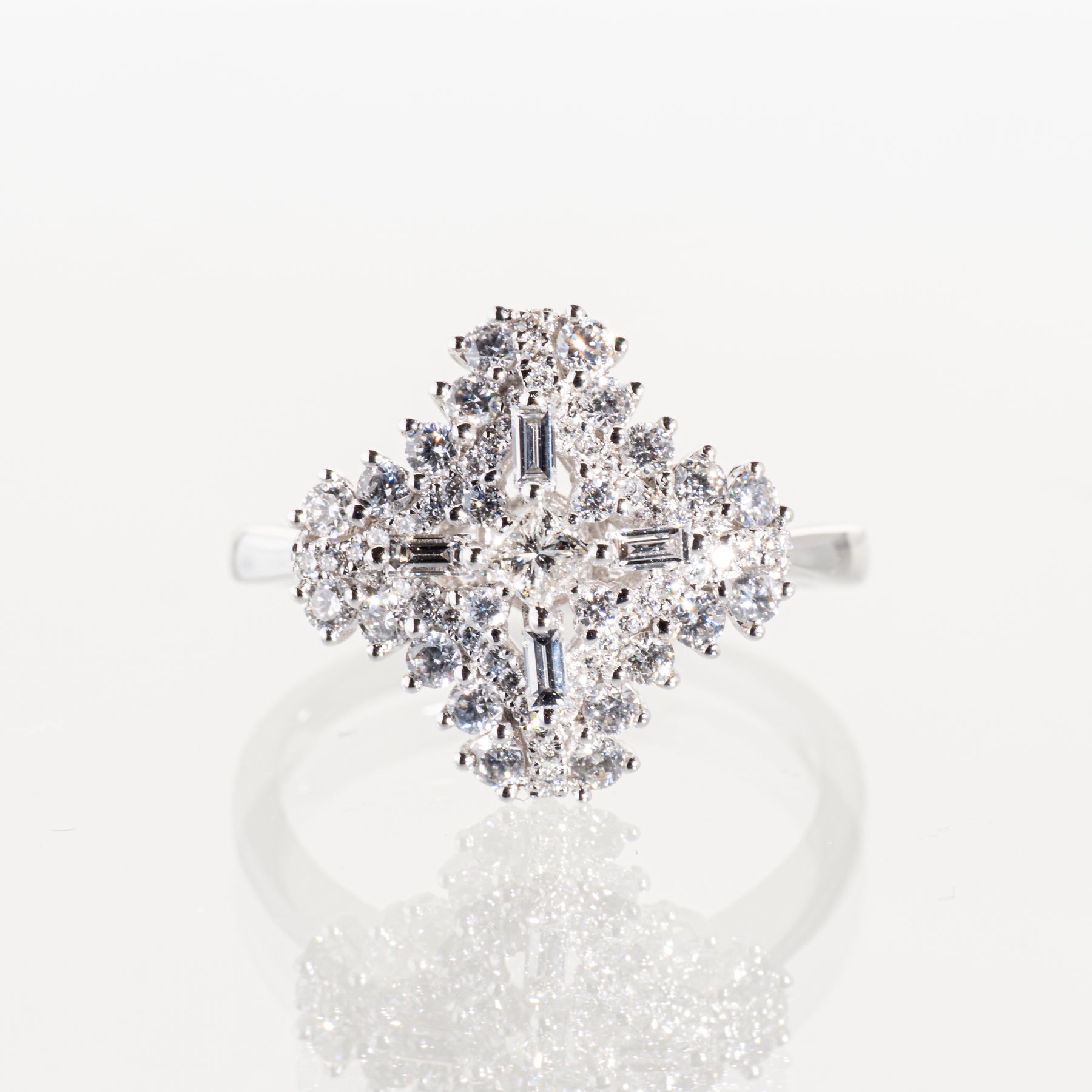 ダイヤモンド0.80ct K18WG クロスシルエットリング