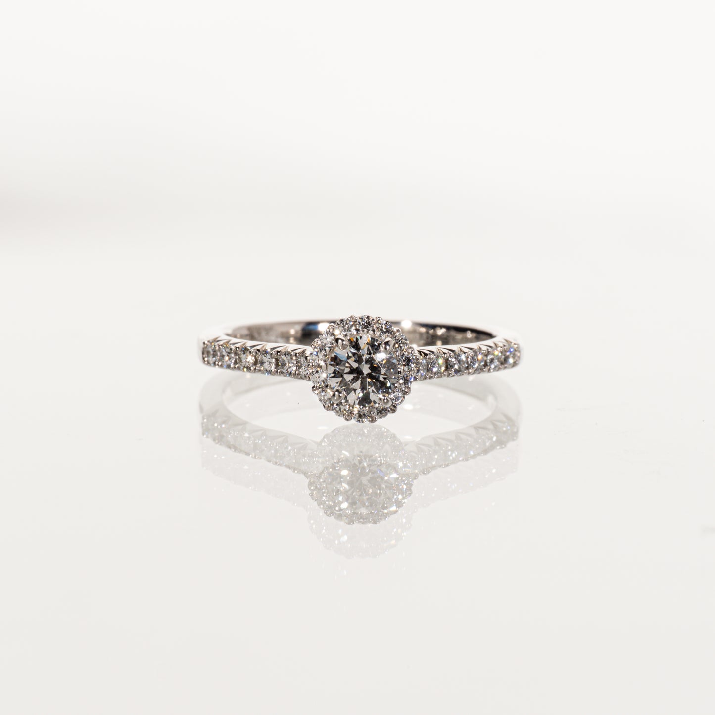 DIAMOND SHIRAISHI ダイヤモンド0.230ct メレダイヤモンド0.188ct Pt950 ヘイローリング