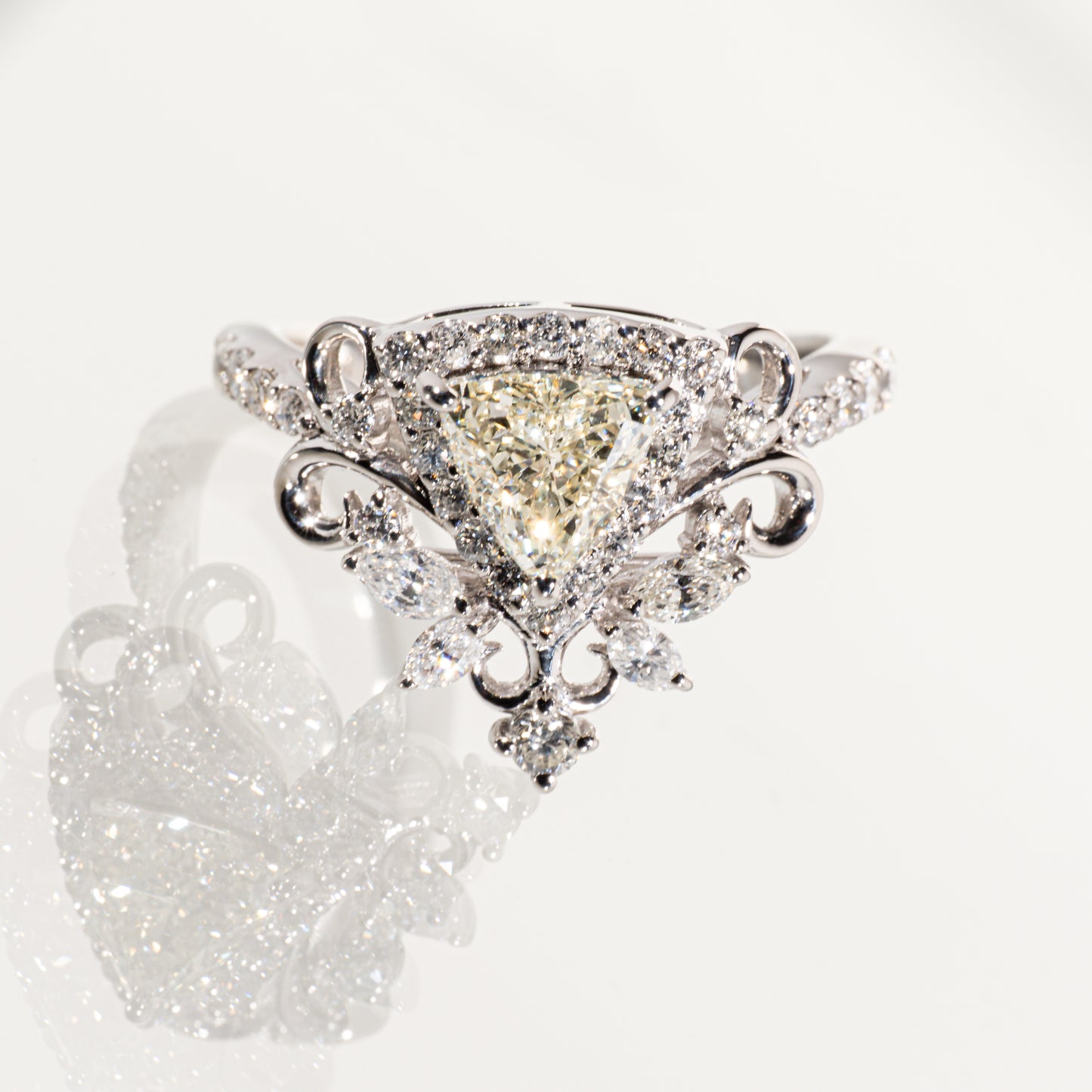 イエローダイヤモンド1.056ct ダイヤモンド0.72ct Pt900 リング
