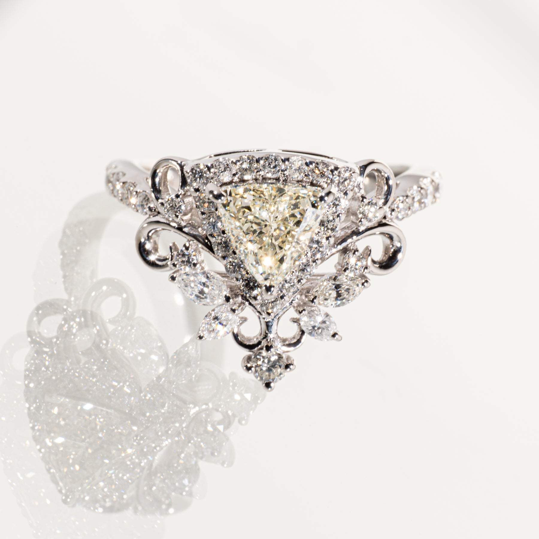 イエローダイヤモンド1.056ct ダイヤモンド0.72ct Pt900 リング