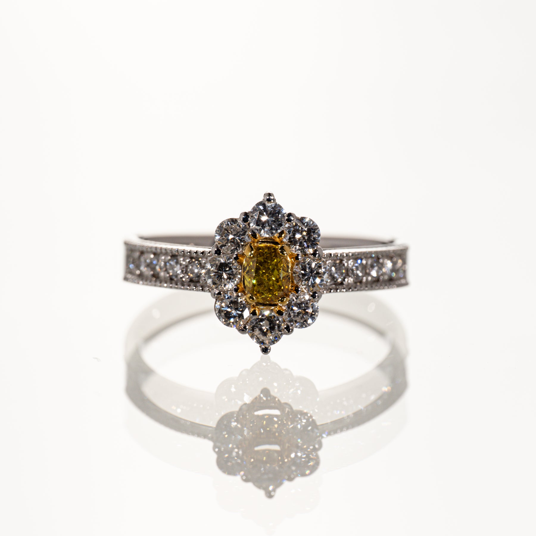 ファンシーイエローダイヤモンド0.240ct メレダイヤ0.62ct Pt950 リング