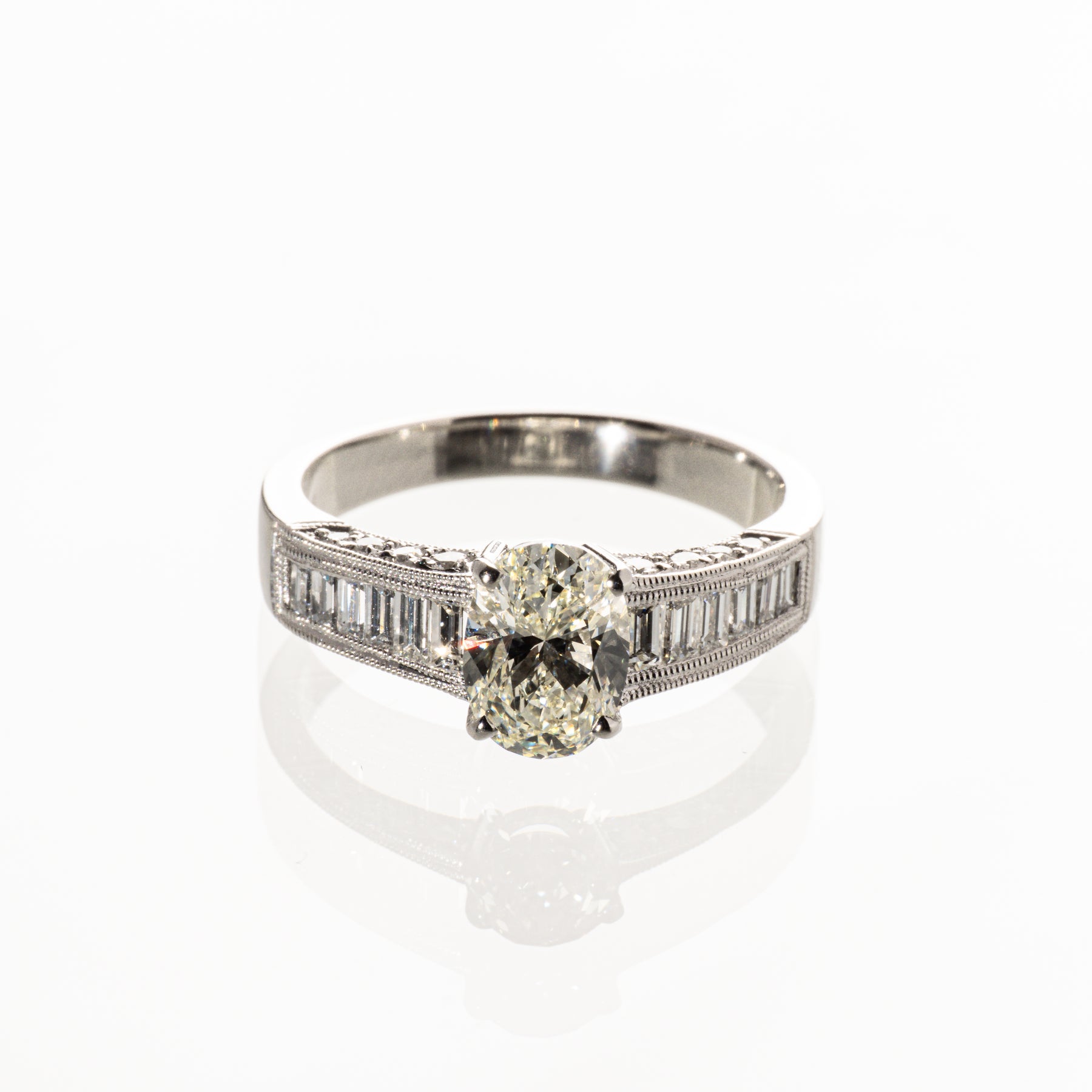 オーバルカットダイヤモンド1.280ct メレダイヤモンド0.695ct Pt950 リング