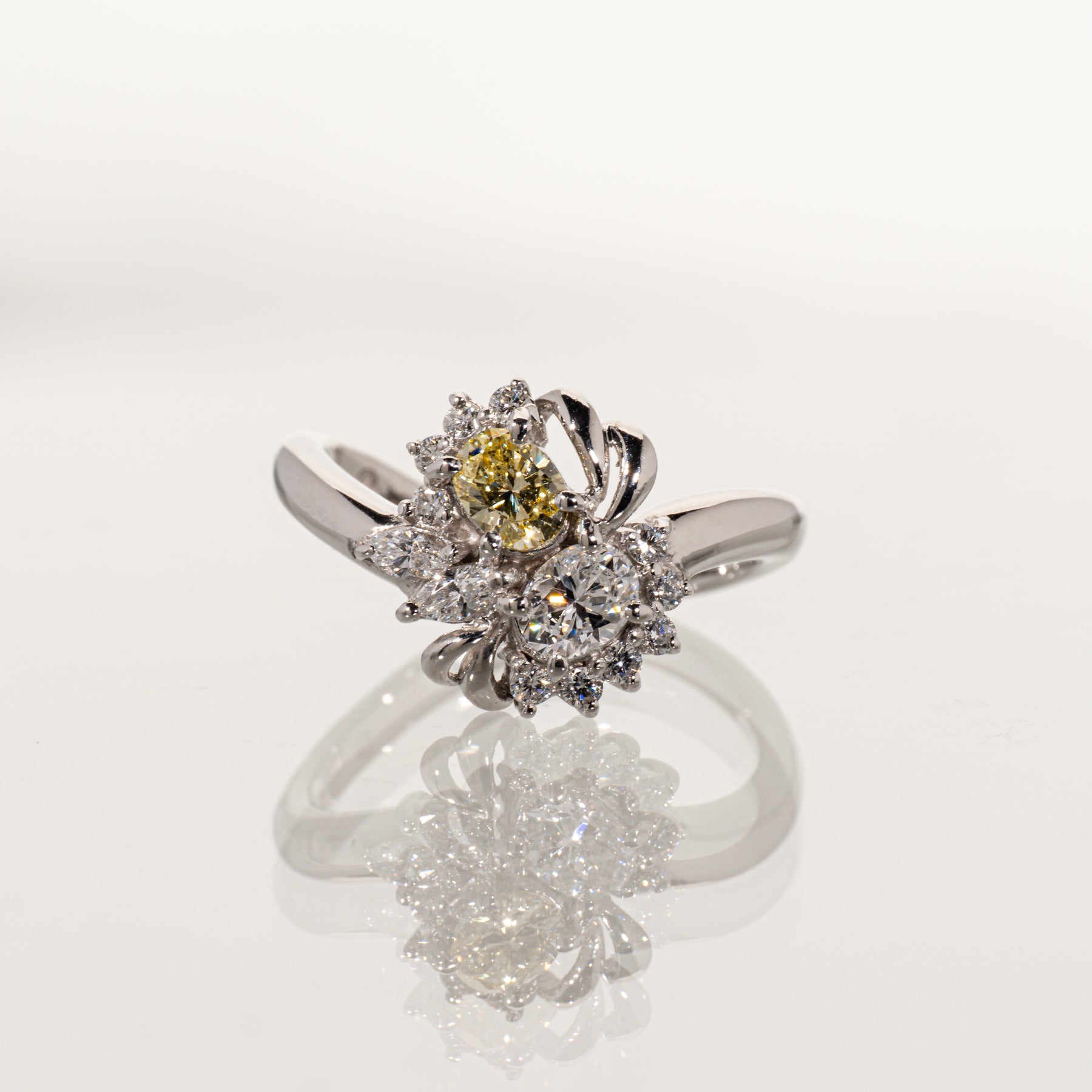 ファンシーイエローダイヤモンド0.231ct オーバルダイヤモンド0.275ct メレダイヤモンド0.22ct Pt900 リング