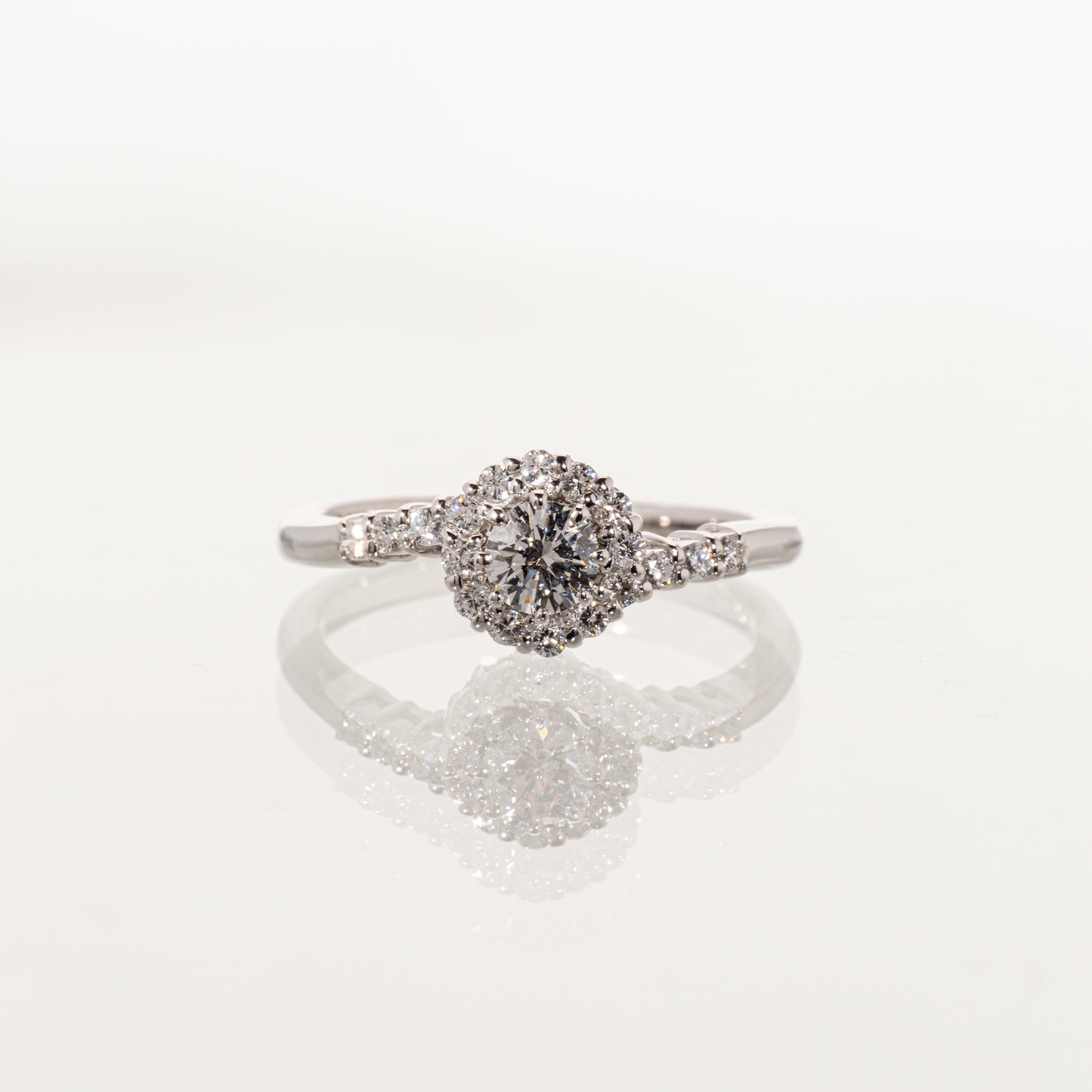 ダイヤモンド0.251ct メレダイヤモンド0.19ct Pt900 ヘイローリング