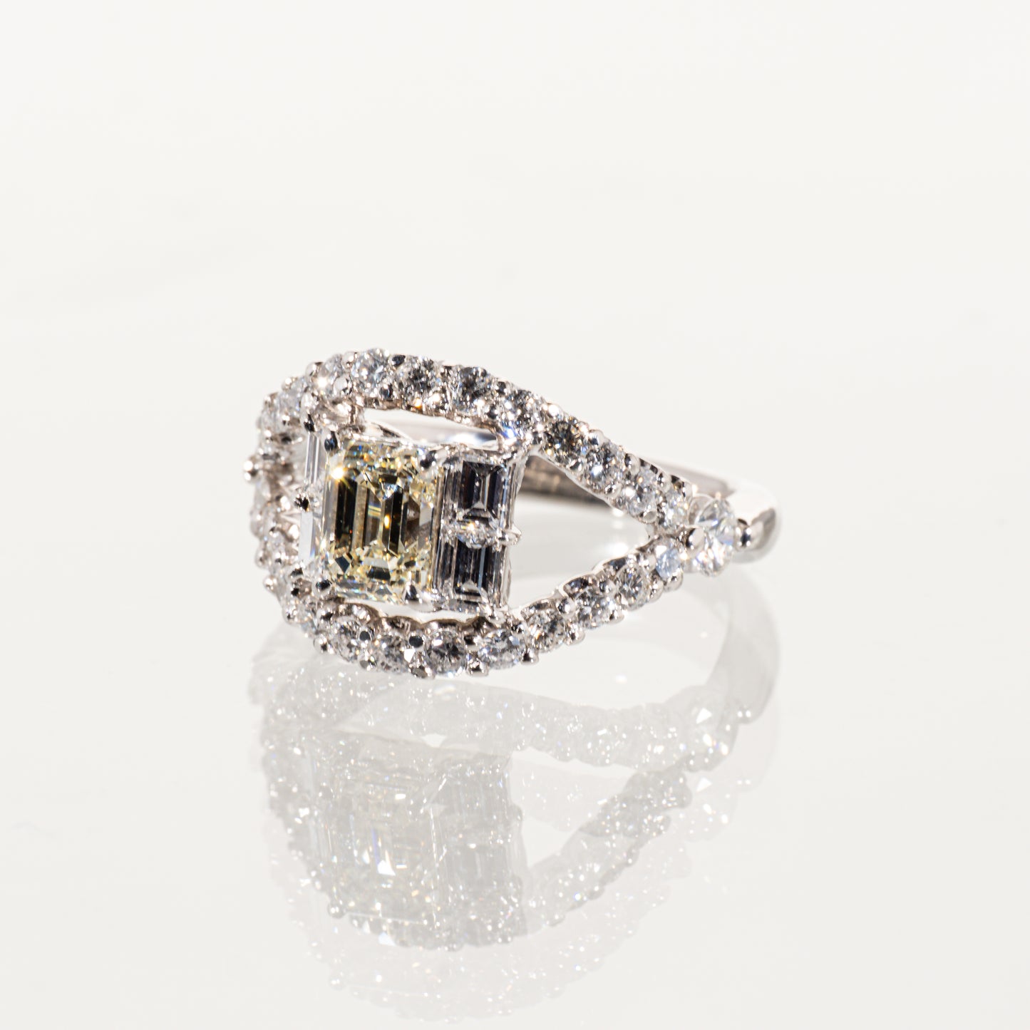 エメラルドカットダイヤモンド1.009ct メレダイヤモンド1.384ct Pt900 リング