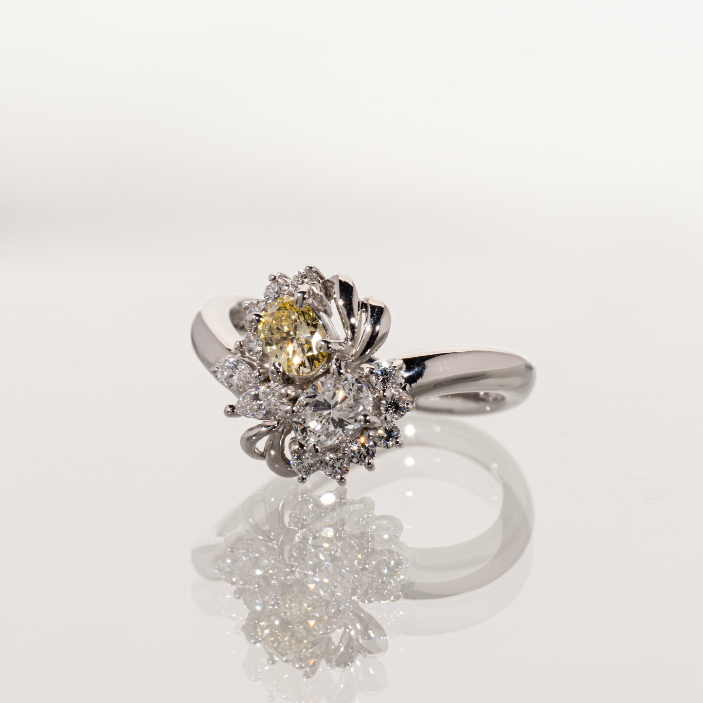 ファンシーイエローダイヤモンド0.231ct オーバルダイヤモンド0.275ct メレダイヤモンド0.22ct Pt900 リング