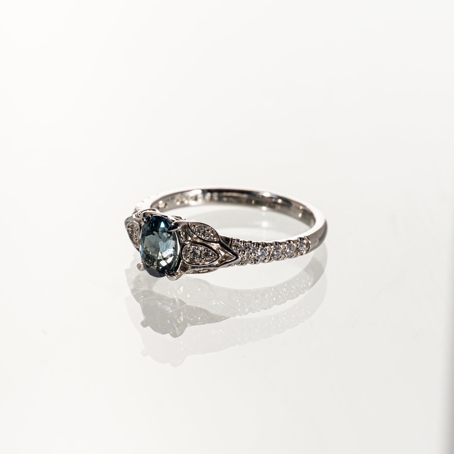 モンタナ産サファイア0.89ct ダイヤモンド0.20ct Pt900 リング