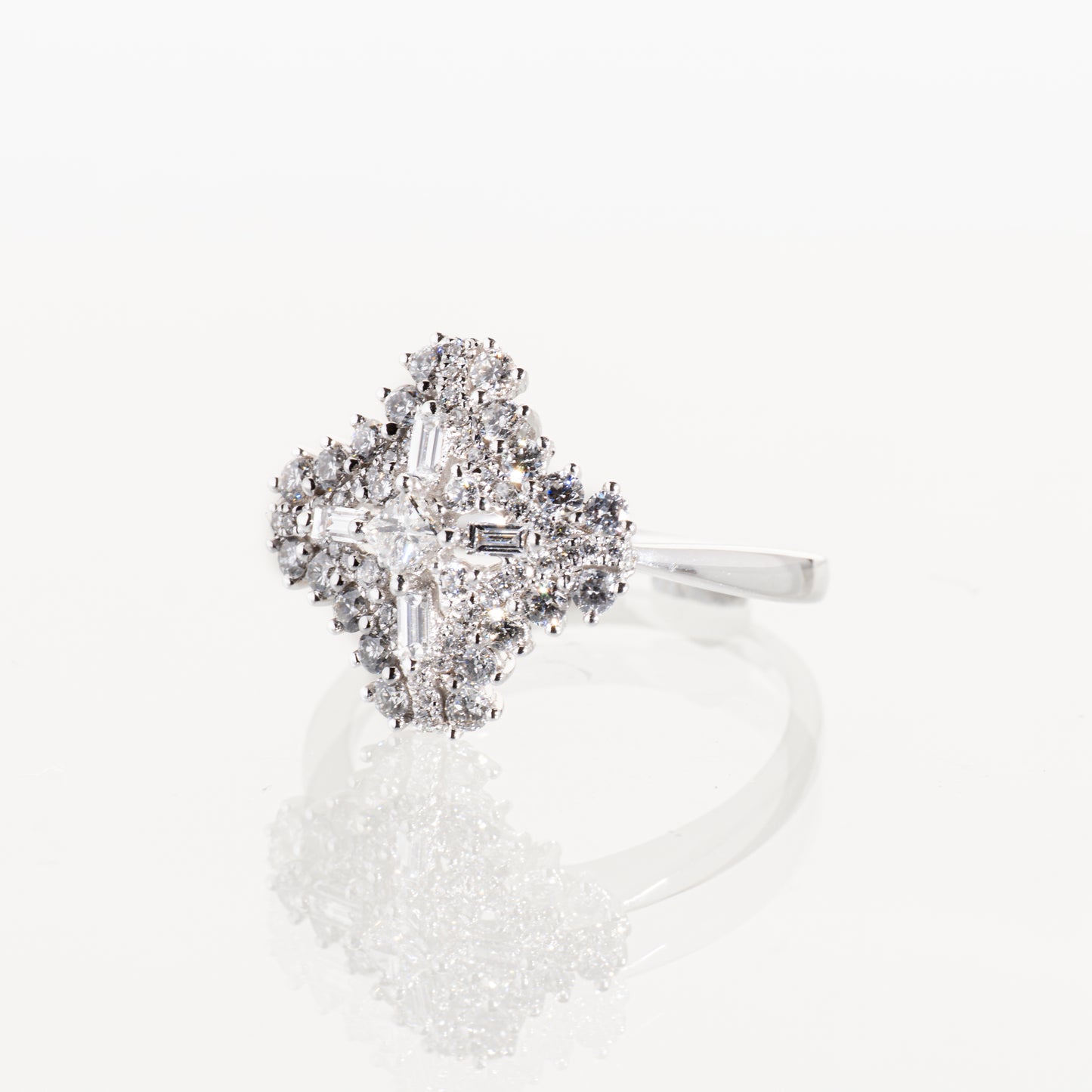 ダイヤモンド0.80ct K18WG クロスシルエットリング