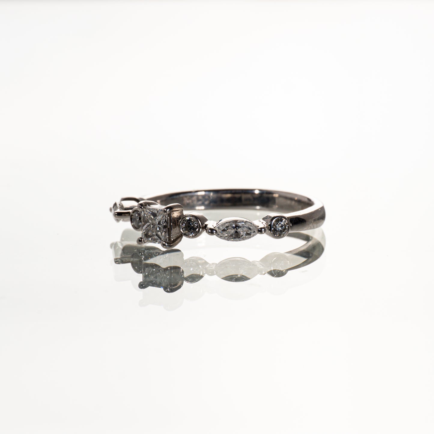 プリンセスカットダイヤモンド0.22ct メレダイヤモンド0.30ct Pt900 ハーフエタニティリング