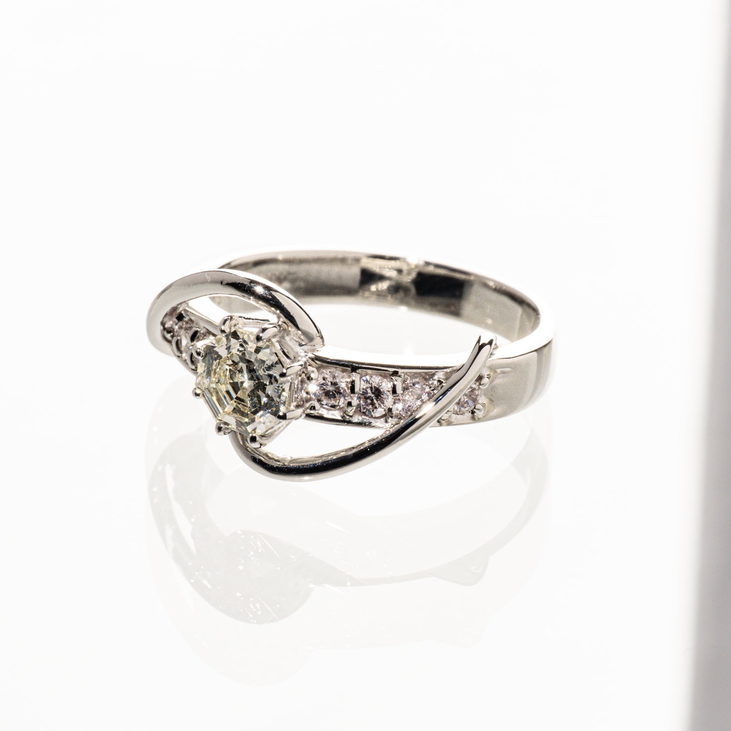 オクタゴンカットダイヤモンド0.621ct メレダイヤモンド0.335ct Pt900 リング