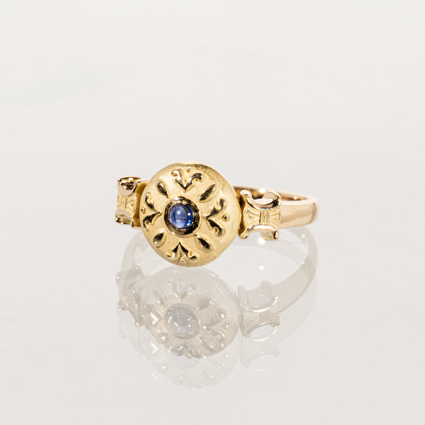CELINE カボションサファイア0.12ct K18イエローゴールド ロゴモチーフリング