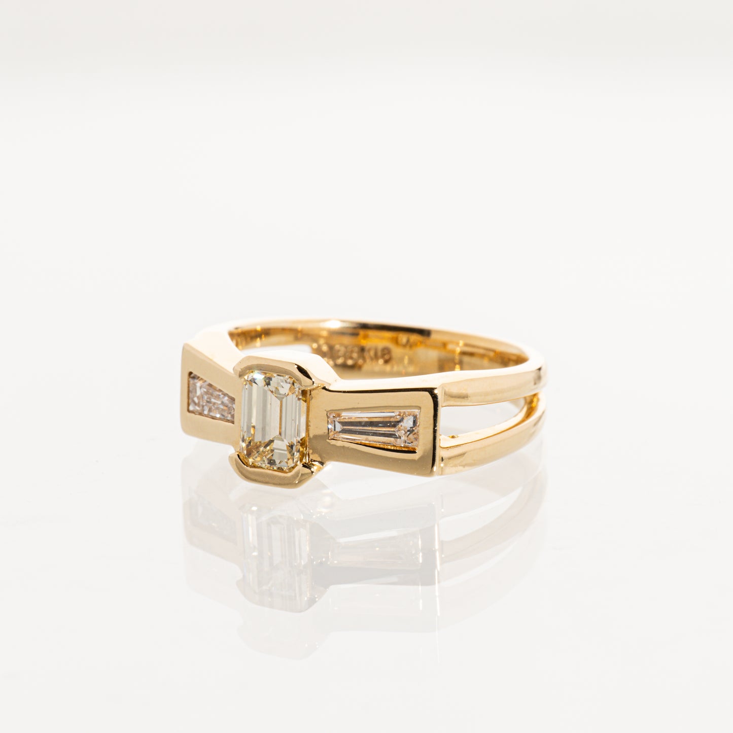 エメラルドカットダイヤモンド0.68ct メレダイヤモンド0.32ct K18 リング