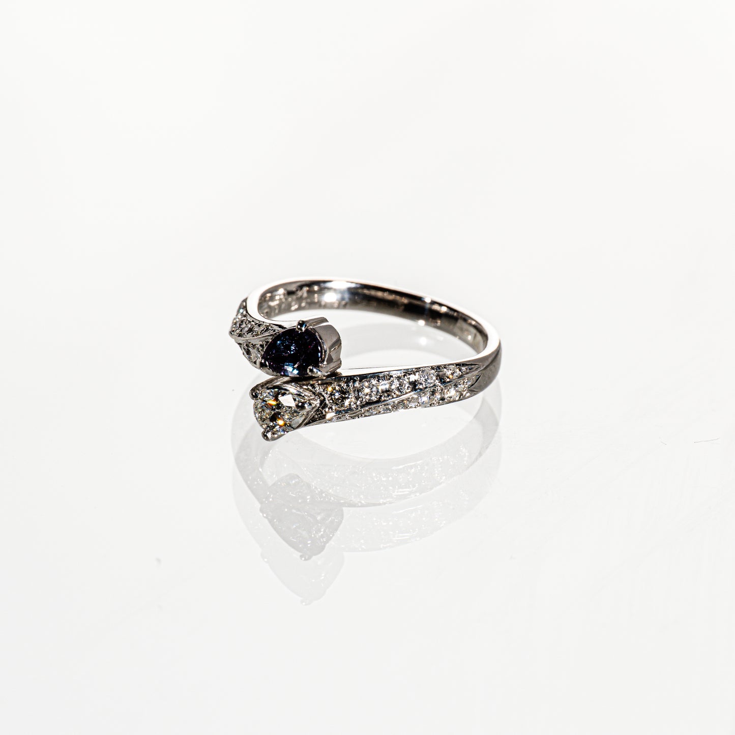 ブラジル産アレキサンドライト0.34ct ペアシェイプダイヤモンド0.25ct メレダイヤモンド0.31ct Pt900 リング