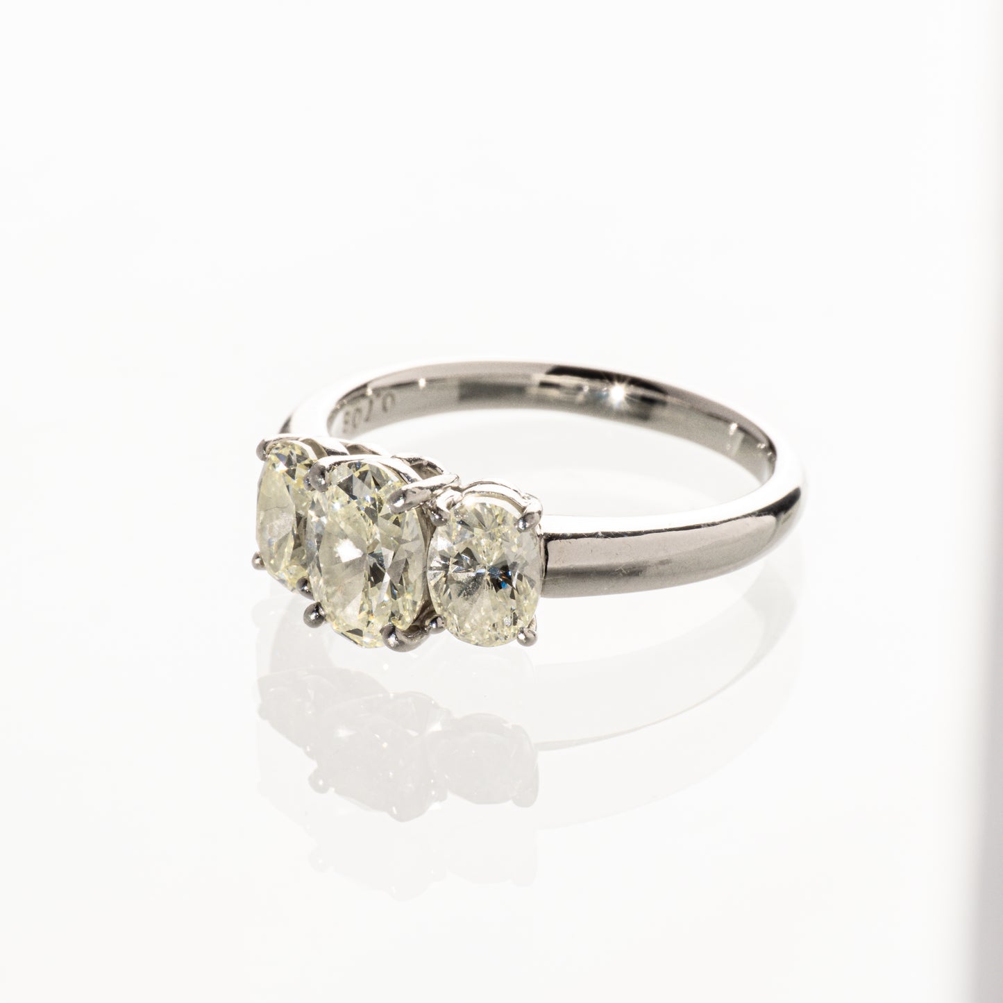 オーバルカットダイヤモンド2.546ct Pt900 トリロジーリング
