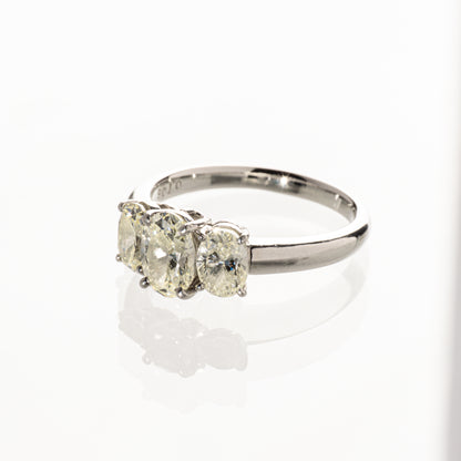 オーバルカットダイヤモンド2.546ct Pt900 トリロジーリング