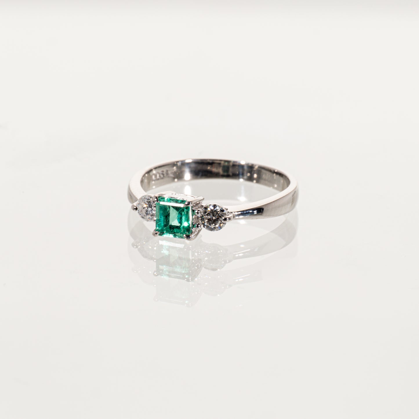 エメラルド0.35ct ダイヤモンド0.20ct Pt900 リング
