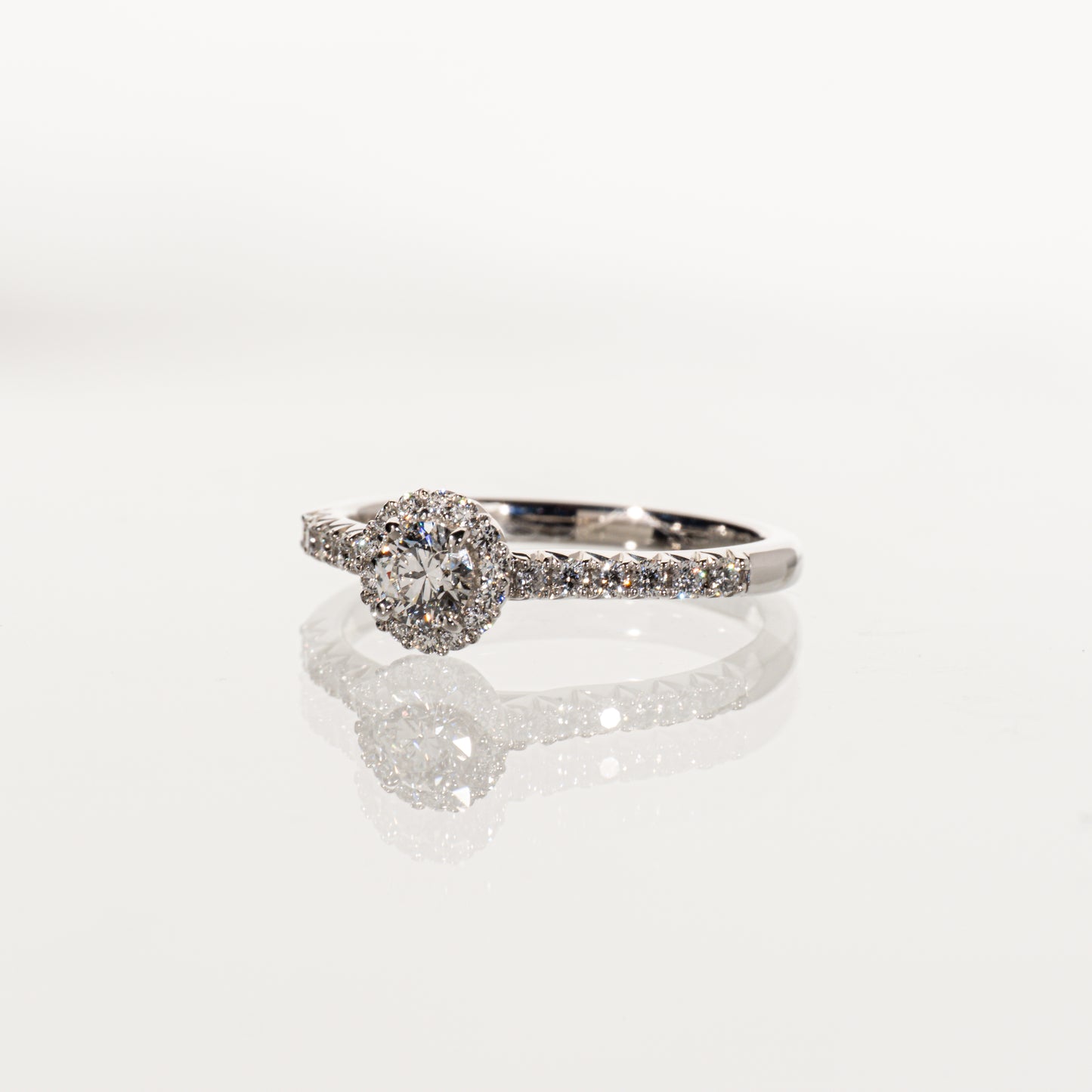 DIAMOND SHIRAISHI ダイヤモンド0.230ct メレダイヤモンド0.188ct Pt950 ヘイローリング