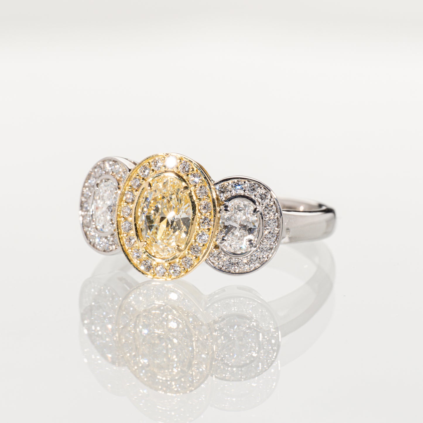 オーバルシェイプダイヤモンド0.834ct メレダイヤモンド0.22ct K18/PT900 スリーストーンヘイローリング