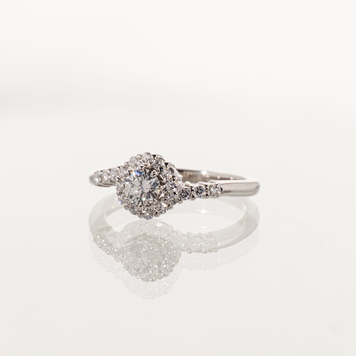 ダイヤモンド0.251ct メレダイヤモンド0.19ct Pt900 ヘイローリング