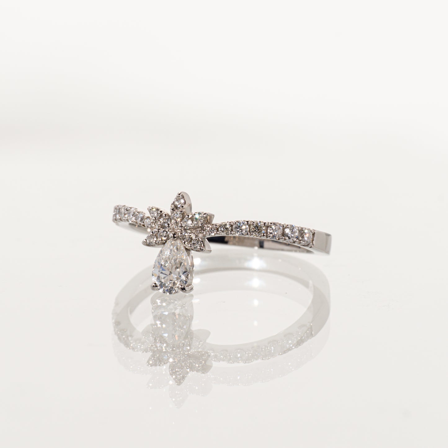 ペアシェイプダイヤモンド0.248ct メレダイヤモンド0.20ct Pt950 ウェーブリング
