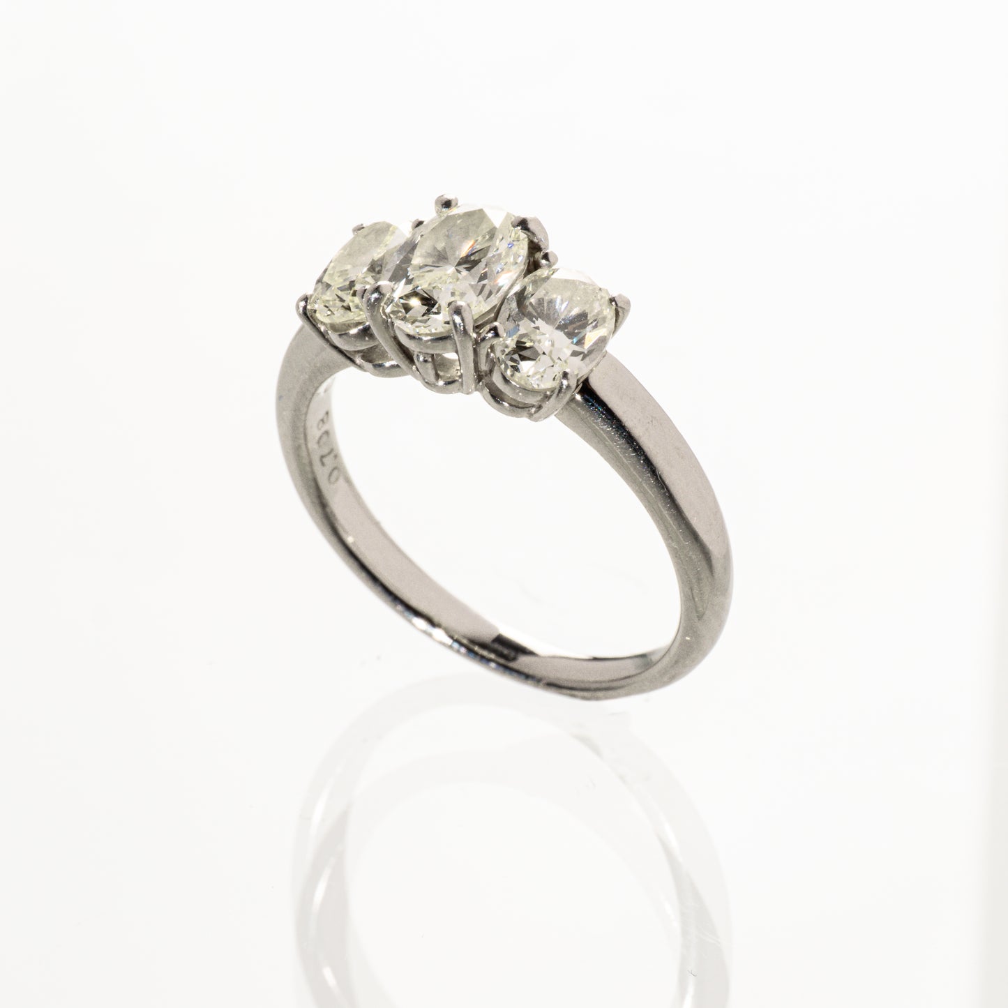オーバルカットダイヤモンド2.546ct Pt900 トリロジーリング