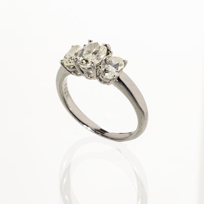 オーバルカットダイヤモンド2.546ct Pt900 トリロジーリング
