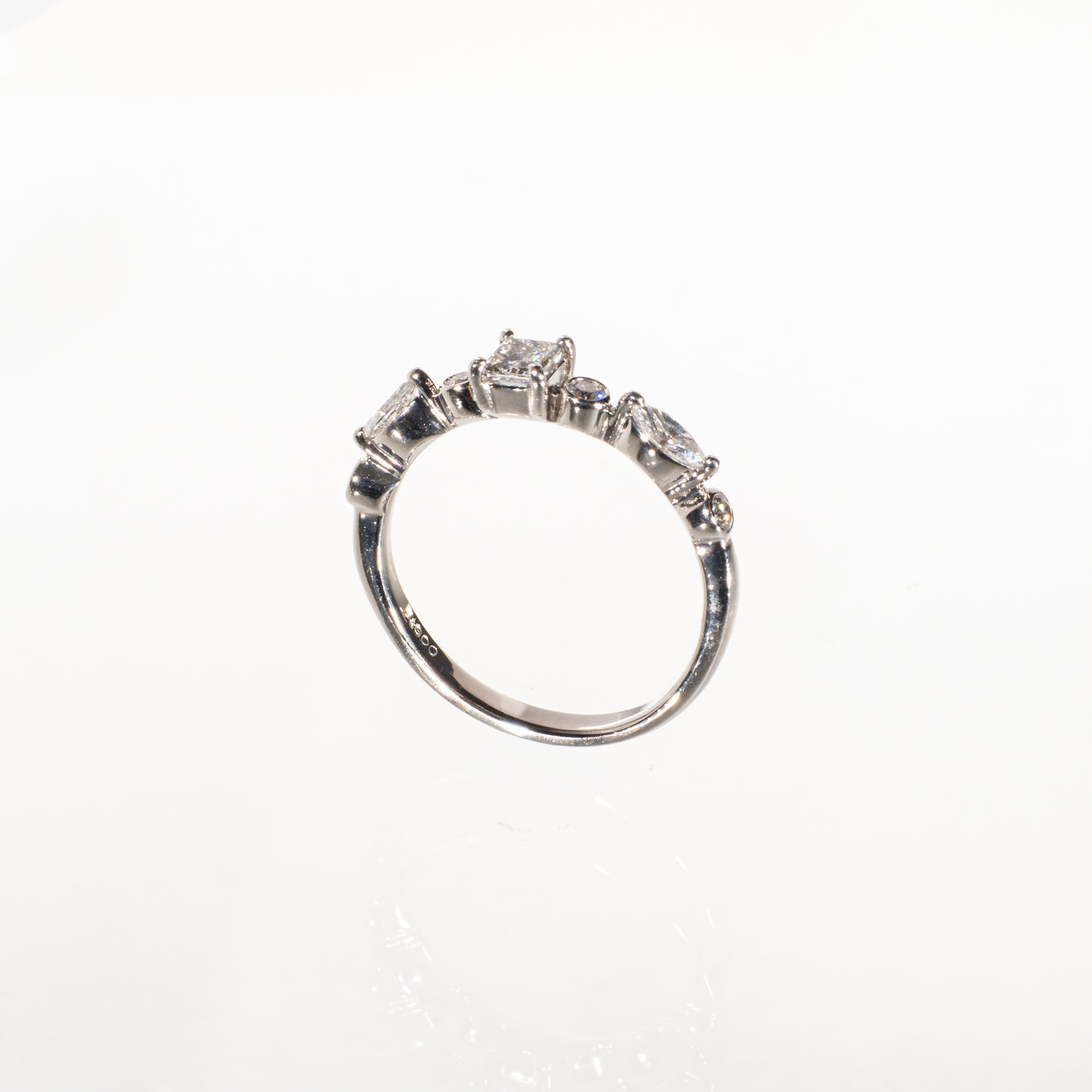 プリンセスカットダイヤモンド0.22ct メレダイヤモンド0.30ct Pt900 ハーフエタニティリング