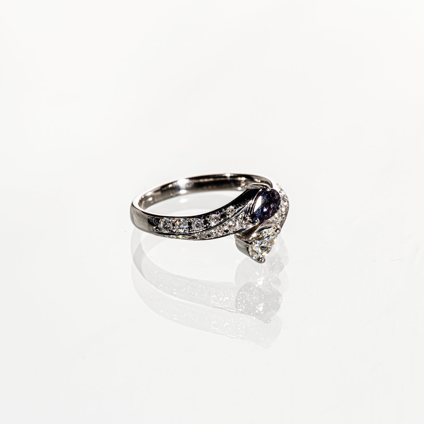 ブラジル産アレキサンドライト0.34ct ペアシェイプダイヤモンド0.25ct メレダイヤモンド0.31ct Pt900 リング
