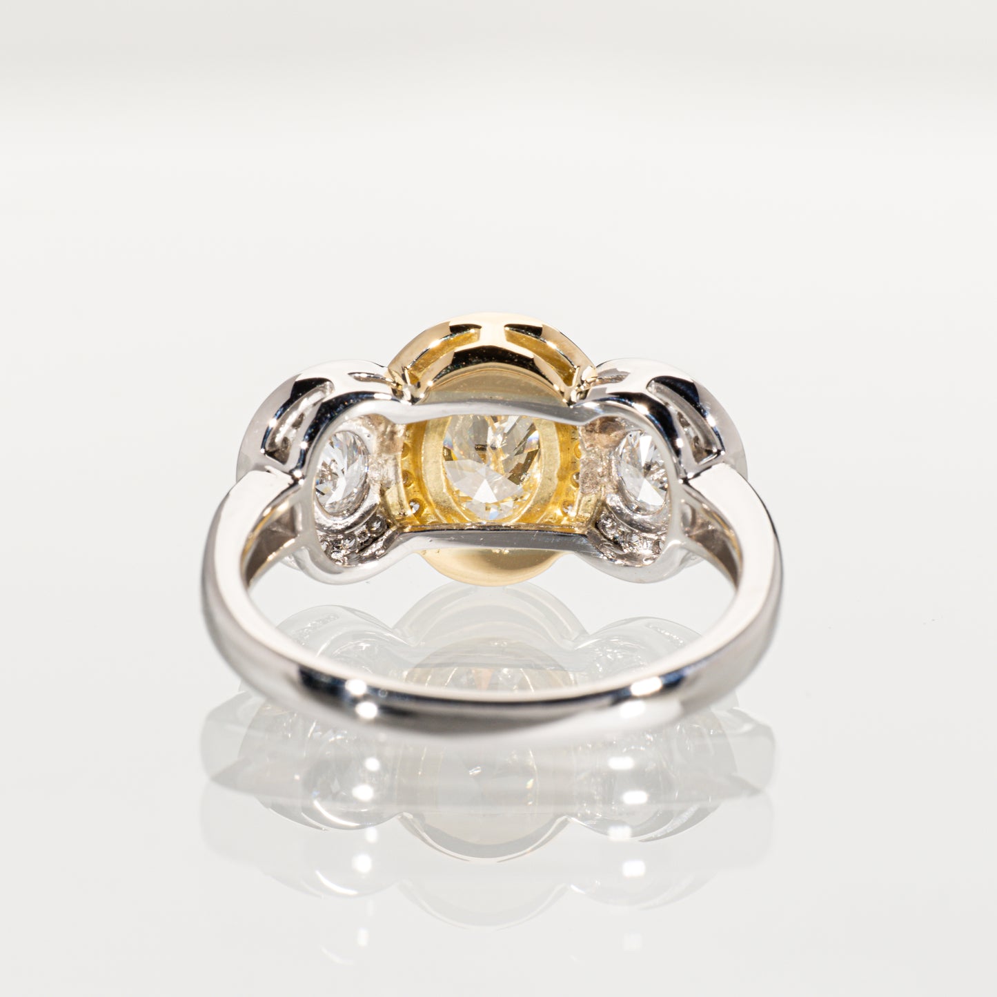 オーバルシェイプダイヤモンド0.834ct メレダイヤモンド0.22ct K18/PT900 スリーストーンヘイローリング