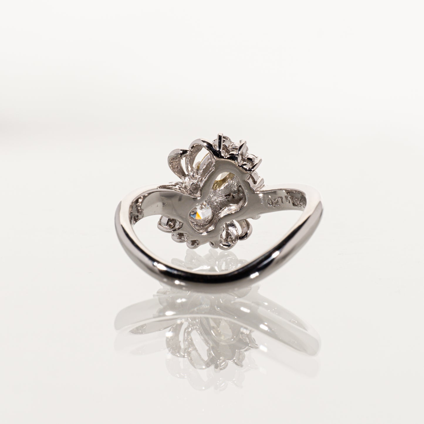 ファンシーイエローダイヤモンド0.231ct オーバルダイヤモンド0.275ct メレダイヤモンド0.22ct Pt900 リング